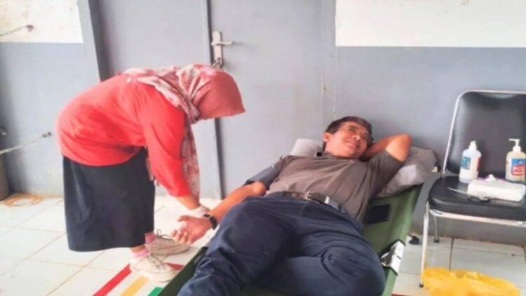 PMI Solok Selatan Ajak Masyarakat Rutin Donor Darah 1 Petugas kesehatan dari UTD Rumah Sakit di Solok Selatan melakukan pengambilan darah terhadap karyawan PT KSI saat kegiatan donor darah, Selasa. (Foto: Ist)