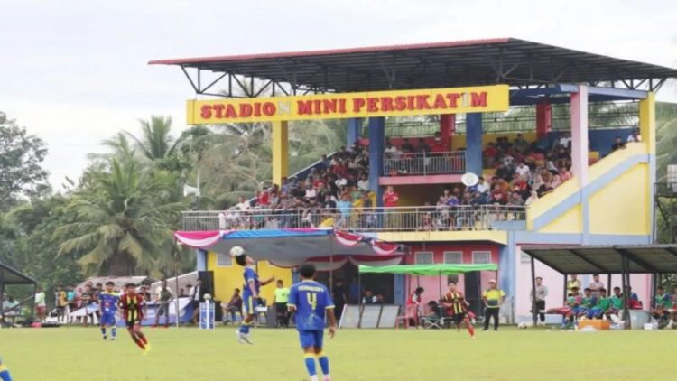 Pemain sepakbola sedang bertanding di Lapangan Sepakbola Sikapak Timur, Desa Sikapak Timur, Kecamatan Pariaman Utara, Kota Pariaman, Sumbar. Antara/HO-Diskominfo Pariaman