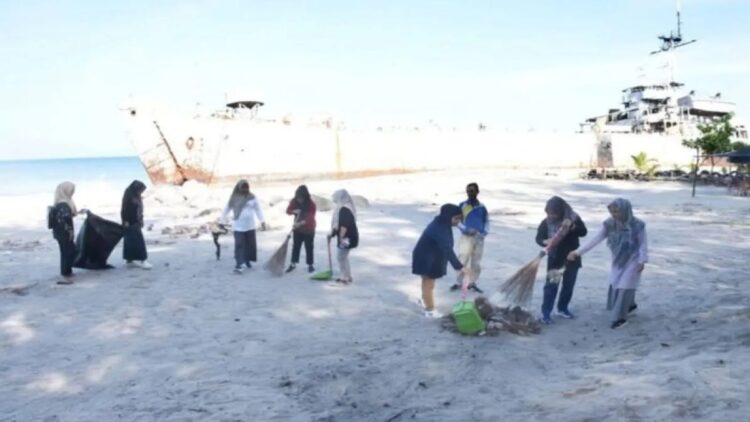 Pemko Pariaman Gelar Gerakan Satu Jam Menyapu untuk Kebersihan Objek Wisata Pantai 1 Sejumlah aparatur sipil negara di Kota Pariaman, Sumatera Barat terlihat membersihkan kawasan Pantai Pauah dekat bersandarnya KRI Teluk Bone. Antara/HO-Diskominfo Pariaman