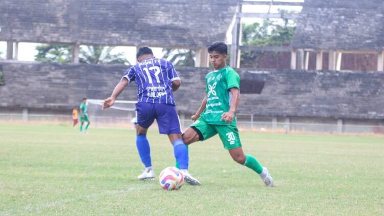 Pemain dari Josal FC dan PSPP di Liga 4 Sumbar saat berebut bola. (dok. istimewa)