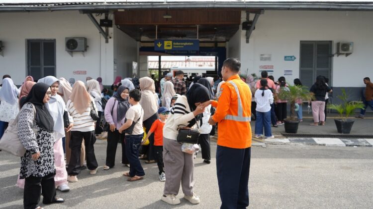 KAI Divre II Sumbar ajak anak panti asuhan naik kereta gratis. (dok. istimewa)