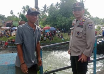 Kepala BPBD Padang Hendri Zulviton mengecek salah satu lokasi balimau. (dok. BPBD Padang)