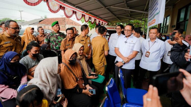 Kepala Staf Kepresidenan Hasan Nasbi mengecek program Cek Kesehatan Gratis (CKG). (dok. PCO RI)