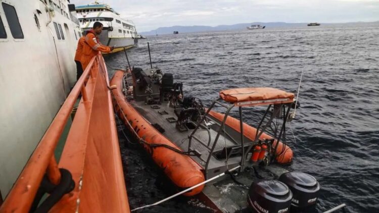 Basarnas Maksimalkan Pencarian Jurnalis Metro TV yang Hilang dalam Insiden Ledakan Kapal di Perairan Oba Selatan 1 Ilustrasi: Personel Basarnas melihat kondisi speedboat RIB 04 milik Basarnas Ternate yang meledak di Pelabuhan Ahmad Yani Ternate, Maluku Utara, Senin (3/2/2025). . ANTARA FOTO/Andri Saputra/nym.
