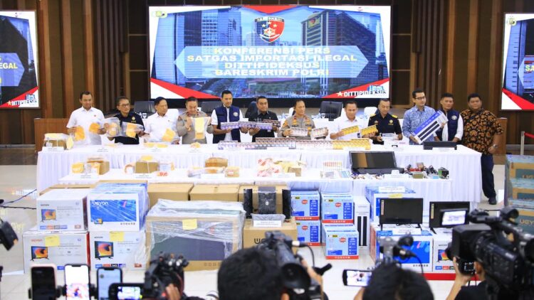 Empat Kasus Penyelundupan dalam Tiga Bulan Terakhir, Kerugian Negara Diatas Rp64 Miliar 1 Konferensi pers Satgas Importasi Ilegal di Bareskrim Polri dimana digagalkan penyelundupan empat jenis barang. (dok. Polri)