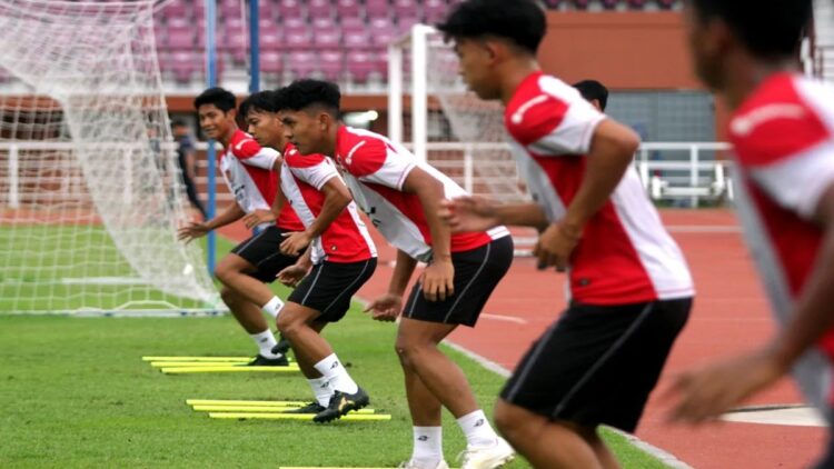 Pesepak bola Timnas Indonesia U-20 menjalani sesi latihan resmi di Lapangan THOR, Surabaya, Jawa Timur, Rabu (29/1/2025). ANTARA FOTO/Umarul Faruq/Spt.