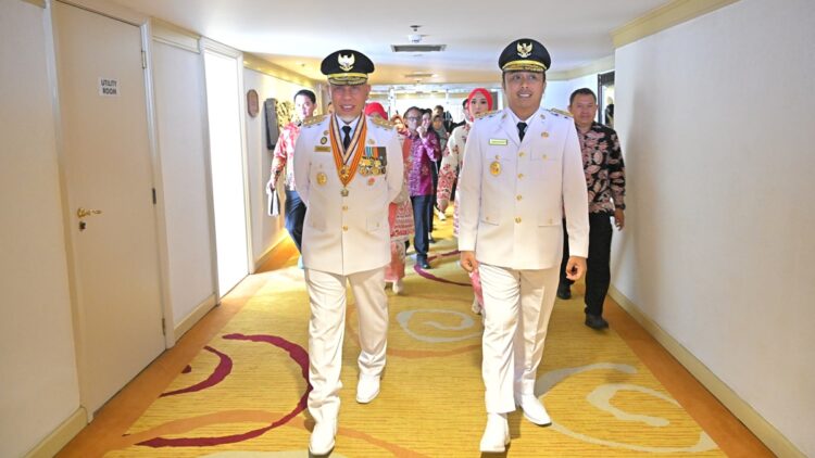 Gubernur Mahyeldi dan Wagub Vasko Kenakan Sepatu Lokal Sumbar saat Prosesi Pelantikan 1 Mahyeldi-Vasko kompak gunakan sepatu buatan UMKM Sumbar saat pelantikan. (dok. adpsb)