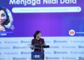 Menteri Komunikasi dan Digital (Menkomdigi) Meutya Hafid menegaskan pentingnya keamanan siber dan pengembangan talenta digital sebagai fondasi utama perlindungan data pribadi di era digital. Hal tersebut disampaikan Mnekomdigi dalam Indonesia Data and Economic (IDE) Katadata 2025 di Jakarta Selatan, Selasa (18/2/2025). (Foto: Humas Kemkomdigi)