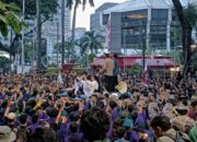 Ditugaskan Prabowo Terima Aspirasi, Mensesneg Kompak Nyanyikan ‘Darah Juang’ Bareng Mahasiswa