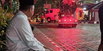 Menteri Nusron melihat proses pemadaman api di Kantor ATR/BPN. (dok. ATR/BPN)