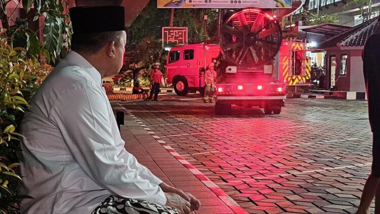 Menteri Nusron melihat proses pemadaman api di Kantor ATR/BPN. (dok. ATR/BPN)