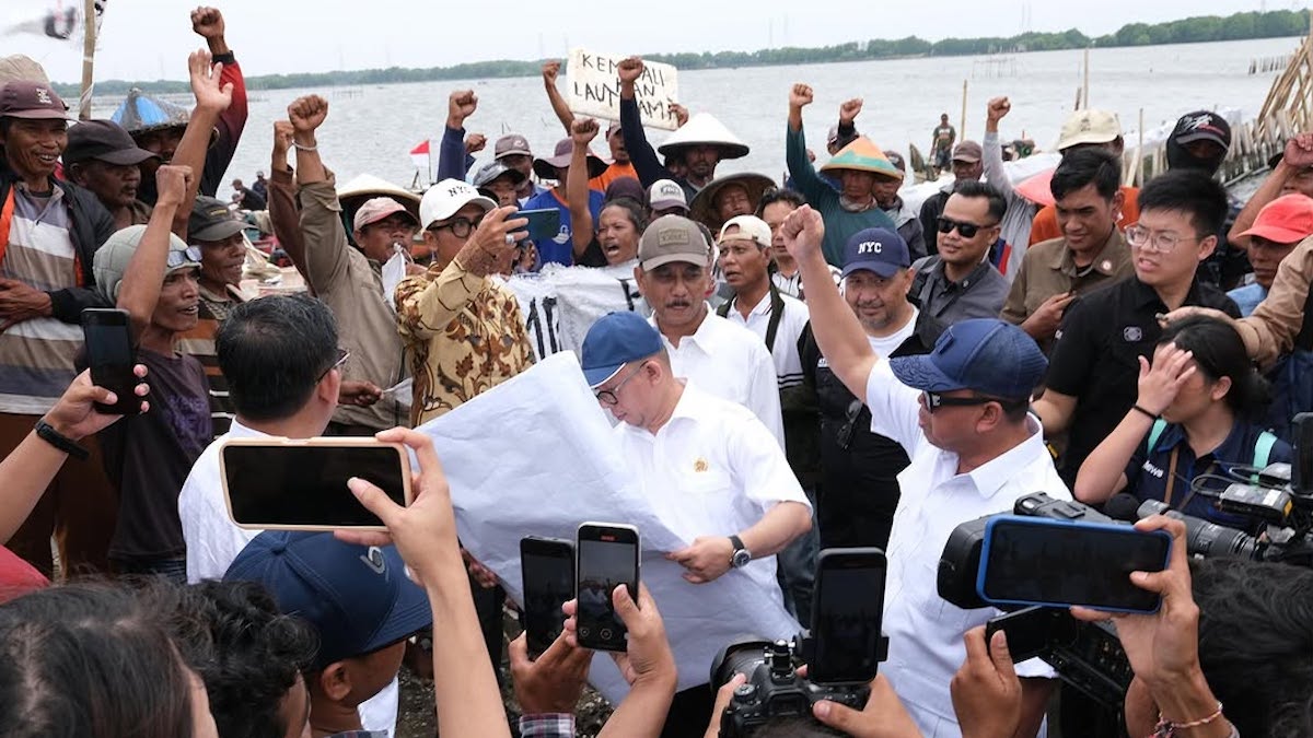 Menteri Agraria dan Tata Ruang/Kepala Badan Pertanahan Nasional (ATR/BPN), Nusron Wahid meninjau lokasi terbitnya Sertipikat Hak Guna Bangunan (HGB) di atas laut yang berada di Kabupaten Bekasi, Selasa (04/02/2025). (dok. ATR/BPN)
