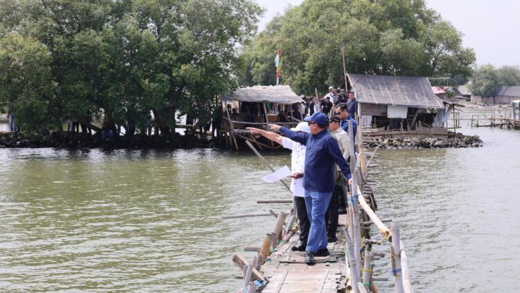 Tanggapi Isu Sertipikat di Kawasan Pagar Laut Milik Aguan Batal Dicabut, Menteri Nusron: Itu Tidak Benar 1 Menteri Nusron saat memantau lokasi pagar laut. (dok. ATR/BPN)