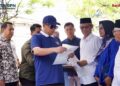 Menteri Nusron serahkan sertifikat untuk masyarakat Kampung Nelayan Muara Angke. (dok. ATR/BPN)