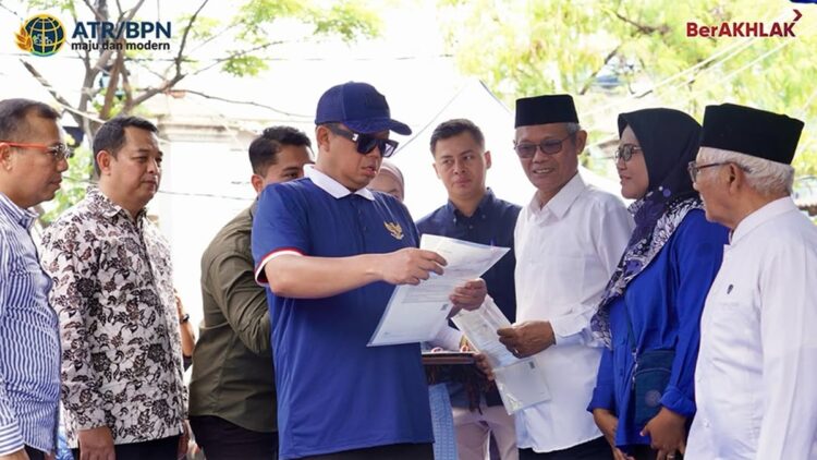 Menteri Nusron serahkan sertifikat untuk masyarakat Kampung Nelayan Muara Angke. (dok. ATR/BPN)