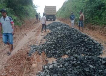 PTPN IV Regional 4 bantu perbaikan jalan lintas desa. (dok. istimewa)