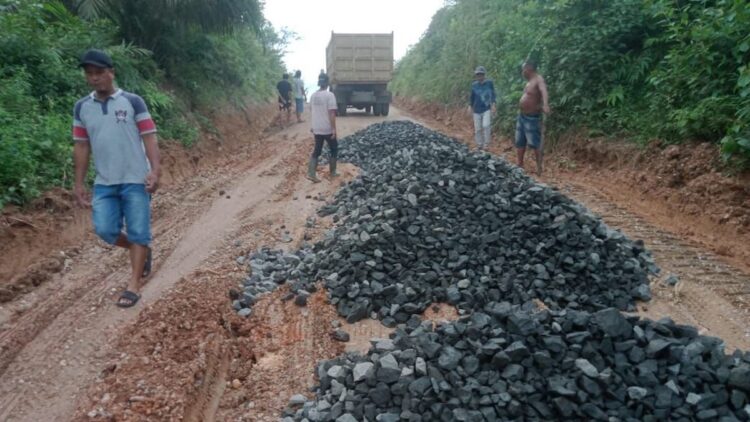 PTPN IV Regional 4 bantu perbaikan jalan lintas desa. (dok. istimewa)