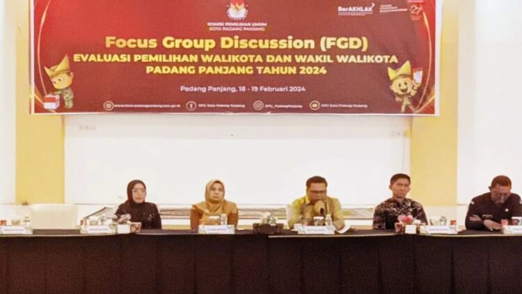 KPU Padang Panjang Gelar FGD Evaluasi Pilkada 2024, Bahas Perbaikan Pemilu Mendatang 1 FGD Evaluasi penyelenggaraan pemilihan Walikota dan Wakil Walikota Padang Panjang 2024 diharapkan menjadi dasar perbaikan penyelenggaraan pemilu berikutnya. (ANTARA/ Isril Naidi)
