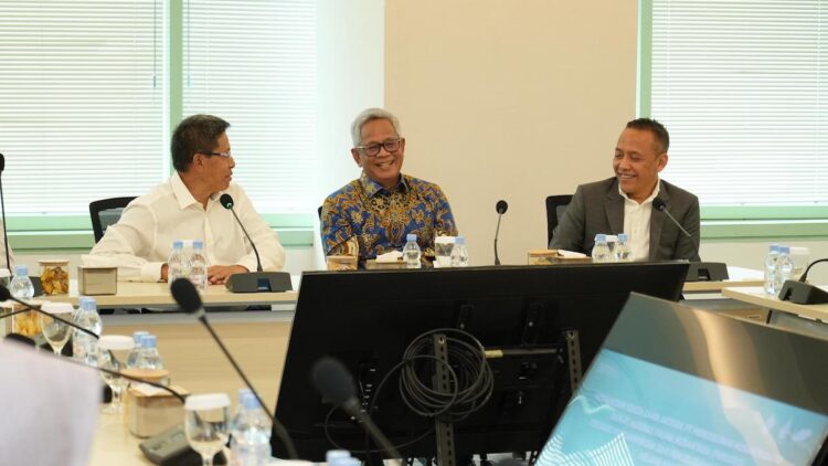 Sub Holding Perkebunan Nusantara PTPN III (Persero), PTPN IV PalmCo menandatangani perjanjian dengan PT Agrinas Palma Nusantara (Persero) dalam bidang pendampingan dan pengelolaan kebun sawit. (dok. istimewa)