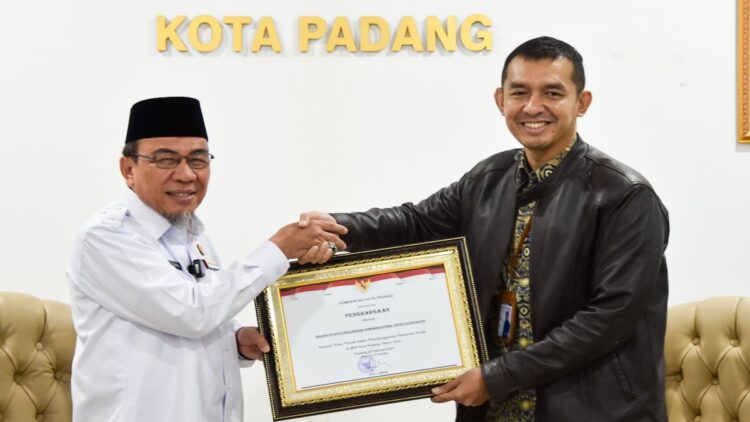Pemko Padang serahkan penghargaan untuk BPJS Kesehatan Padang sebagai tenant terbaik di MPP Padang. (dok. Prokopim)