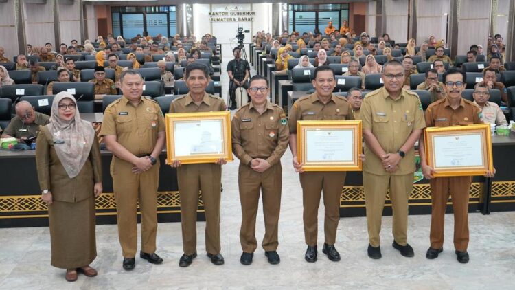 Pj Sekda Yozarwardi Buka Forum Perangkat Daerah se-Sumbar, Bahas Strategi Penyelenggaraan Pemerintahan 1 Pj Sekda Yozarwardi Buka Forum Perangkat Daerah Setda se-Sumbar. (dok. adpsb)