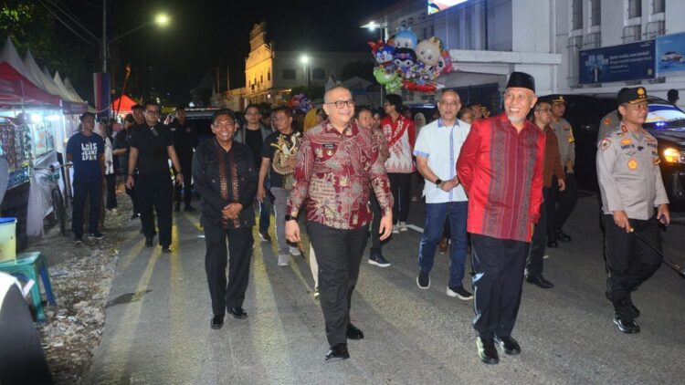 Pj Wako Padang Andree Algamar mendampingi Gubernur Mahyeldi dalam pembukaan acara Cap Go Meh 2025