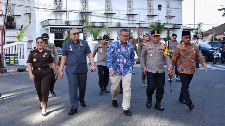 Pj Wako Padang bersama Kapolda Sumbar dan jajaran Forkopimda Sumbar menuju lokasi deklarasi Anti Tawuran di RTH Imam Bonjol, Kamis pagi. (dok. Prokopim)
