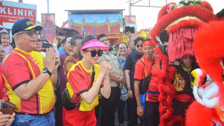 Pj Wali Kota Padang Hadir di Pawai Cap Go Meh Meriahkan Festival Siti Nurbaya 2025 1 Pj Wako Padang menyaksikan pawai cap go meh di Festival Siti Nurbaya 2025