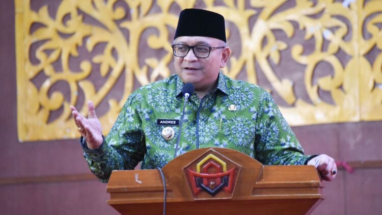 Pj Wako Padang Andree Algamar beri sambutan saat acara wisuda tahfiz ke VIII sekolah Ar-Royyan. (dok. Prokopim)