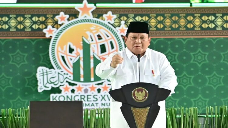 Presiden Prabowo Subianto menyampaikan pengarahan dalam Pembukaan Kongres XVIII Muslimat NU di Surabaya, Jawa Timur, Senin (10/2/2025). ANTARA FOTO/Aditya Pradana Putra/foc.