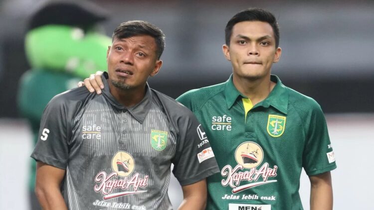 Kabar Duka! Legenda Sepakbola Indonesia Bejo Sugiantoro Berpulang 1 Bejo Sugiantoro dan anaknya Rachmat Irianto. (dok. Jawapos)