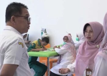 Sekda Bukittinggi Al Amin mengecek cek kesehatan gratis. (dok. Antara)