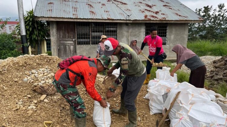 Satgas TMMD Ke-123 Mulai Pengerjaan Pengerasan Jalan di Agam 1 Pengumpulan pasir dan batu untuk pengerjaan jalan TMMD di Agam. (dok. Antara)