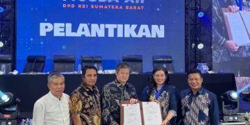 Viona Pimpin DPD REI Sumbar, Sejarah Baru di Dunia Properti 7 Penyerahan SK Ketua DPD REI Sumbar usai acara pelantikan beberapa waktu lalu. (dok. istimewa)