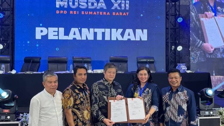 Viona Pimpin DPD REI Sumbar, Sejarah Baru di Dunia Properti 1 Penyerahan SK Ketua DPD REI Sumbar usai acara pelantikan beberapa waktu lalu. (dok. istimewa)