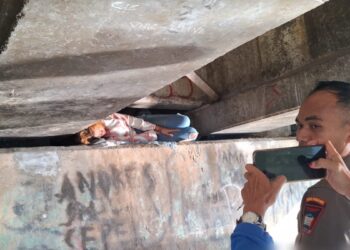 Satpol PP Padang amankan remaja yang tidur dibawah jembatan kawasan Koto Tangah. (dok. Humas Satpol PP Padang)