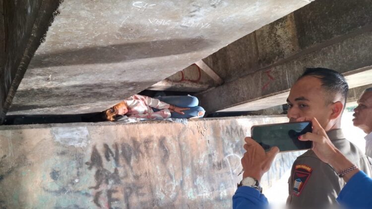 Satpol PP Padang amankan remaja yang tidur dibawah jembatan kawasan Koto Tangah. (dok. Humas Satpol PP Padang)