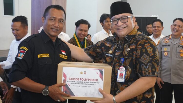 Sekda Andree Algamar Bagikan Ratusan Sembako di Baksos Polri Presisi 1 Sekda Padang Andree Algamar serahkan baksos Polri Presisi. (dok. Prokopim)