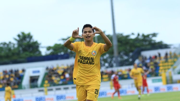 Kalah 2-1, Semen Padang FC Takluk di Kandang Barito Putra 1 Selebrasi Irkham Milla usai cetak gol ke gawang Barito Putra