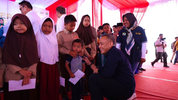 PTPN IV PalmCo Segera Bagikan PMT Pemulihan untuk Ribuan Anak Indonesia 1 Sub Holding PTPN III (Persero) akan gelar Pemberian Makanan Tambahan Pemulihan untuk lebih 1000 anak di Indonesia. Sebagai bagian dari astacita pemerintahan Presiden Prabowo, penyaluran PMT juga akan melibatkan banyak pihak seperti pemerintah daerah, lembaga pendidikan, hingga TNI Indonesia. (dok. PTPN)