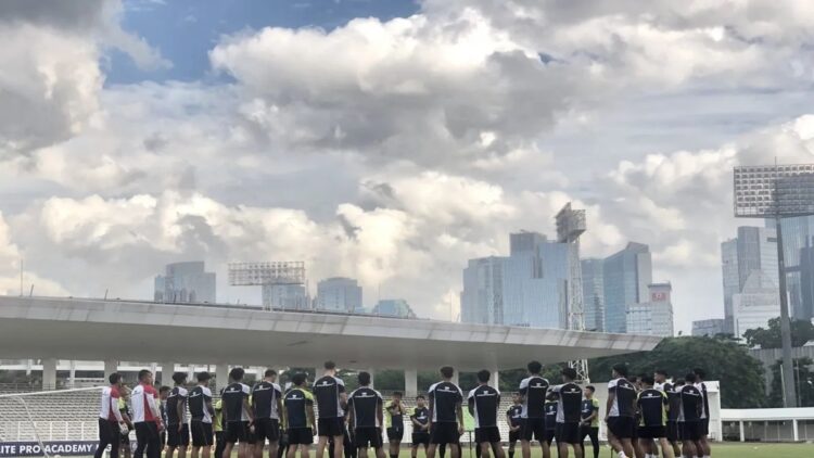 Timnas U-20 Indonesia Matangkan Taktik Jelang Piala Asia U-20 2025, Fokus Hadapi Iran 1 Pemain timnas Indonesia U-20 saat berlatih di Stadion Madya Gelora Bung Karno, Jakarta, Rabu (5/2/2025). Latihan ini sebagai persiapan Indonesia menuju Piala Asia U-20 2025 di China pada 12 Februari sampai 1 Maret. (ANTARA/Zaro Ezza Syachniar)