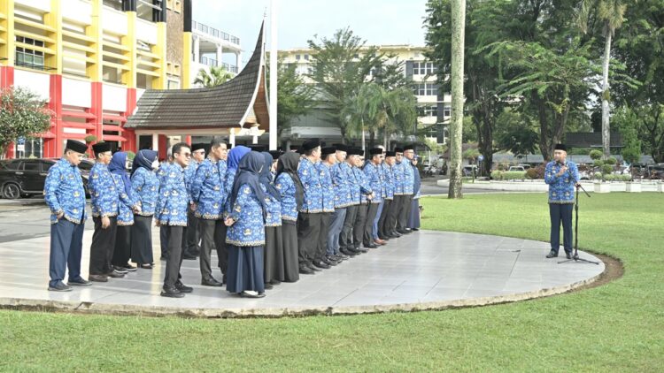Wagub Audy Pamit, Tinggalkan Pesan agar Seluruh Pihak Terus Bekerja Maksimal demi Kemajuan Sumbar 1 Wagub Audy berpamitan dengan ASN Pemprov Sumbar. (dok. adpsb)