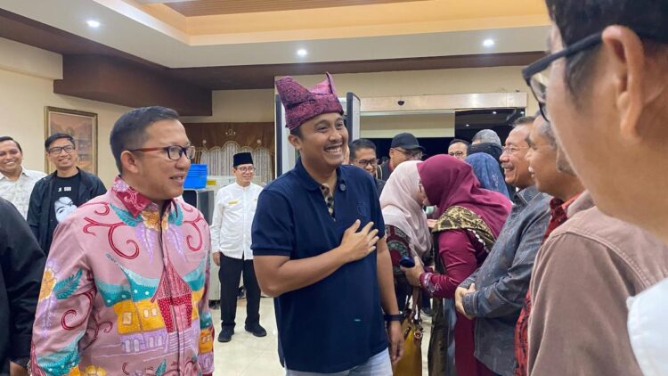 Pulang ke Sumbar Usai Pelantikan, Wagub Vasko Disambut Puluhan Kepala OPD 1 Wagub Vasko disambut jajaran OPD Pemprov Sumbar di BIM sepulangnya dari pelantikan. (dok. adpsb)