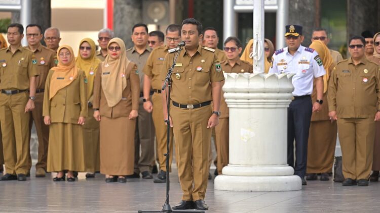Wagub Vasko Pimpin Apel di Kantor Gubernur, Ingatkan Hal Ini kepada ASN 1 Wagub Vasko pimpin apel pagi di Kantor Gubernur. (dok. adpsb)