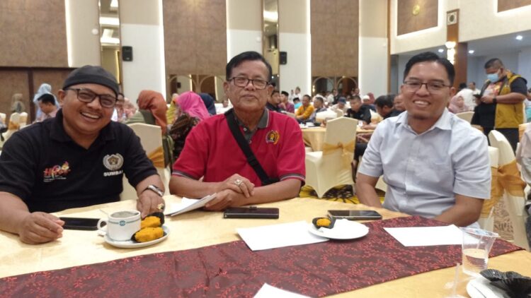 Wakil Ketua PWI Sumbar Sawir Pribadi bersama Bendahara PWI Sumbar Reviandi mengapit Syamsoedarman. (dok. istimewa)