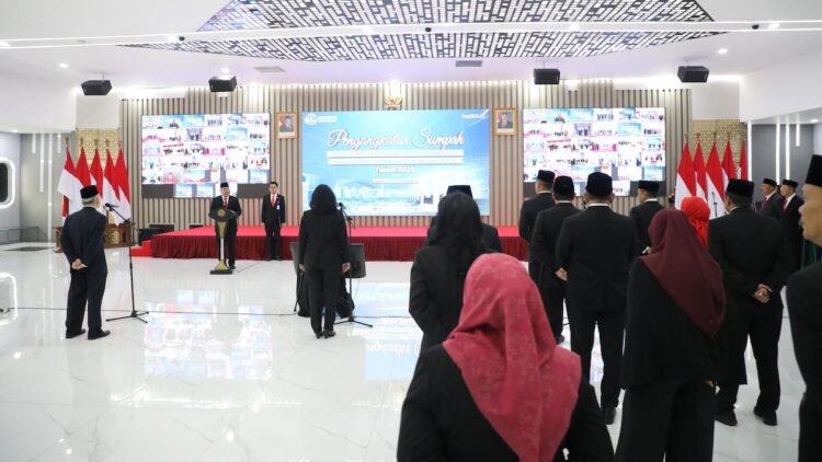 Wamen Ossy Lantik Ketua dan Anggota MPPP serta MPPW untuk Perkuat Pengawasan PPAT 1 Wamen ATR/Waka BPN Lantik Ketua dan Anggota MPPP serta MPPW untuk Perkuat Pengawasan PPAT. (dok. ATR/BPN)