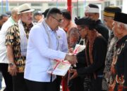 Serahkan 1.641 Sertifikat Redistribusi Tanah di Majalengka, Wamen Ossy: Komitmen Negara Wujudkan Keadilan dan Kesejahteraan Rakyat