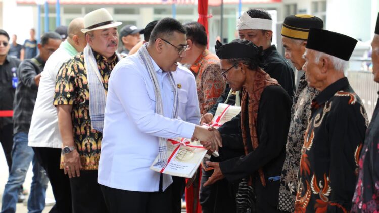 Wamen Ossy menyerahkan sertifikat kepada warga di Majalengka. (dok. ATR/BPN)