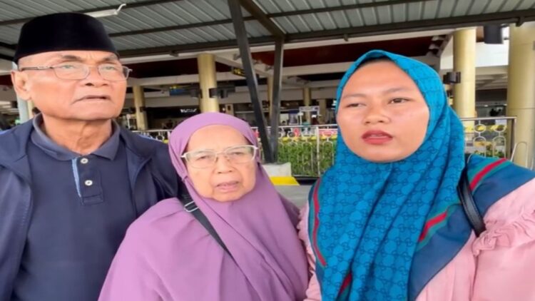 Ayah Rahmad Vaisandri: Terima Kasih Pak Andre Rosiade sudah Mengawal Kasus Kematian Anak Saya! 1 Dari kiri ke kanan, ayah Rahmad Vaisandri (Muchtiar), ibu Rahmad Vaisandri (Atmi) dan kakak ipar Rahmad Vaisandri (Bella Indriani) usai mengikuti RDP di Jakarta. (Foto: Istimewa)