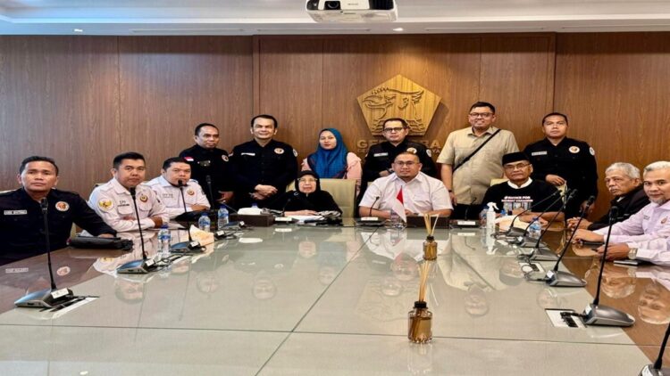 Andre Rosiade sewaktu mendampingi keluarga Rahmad Vaisandri dan kuasa hukumnya sebelum RDP di Komisi III DPR. (Foto: Dok. Tim AR)